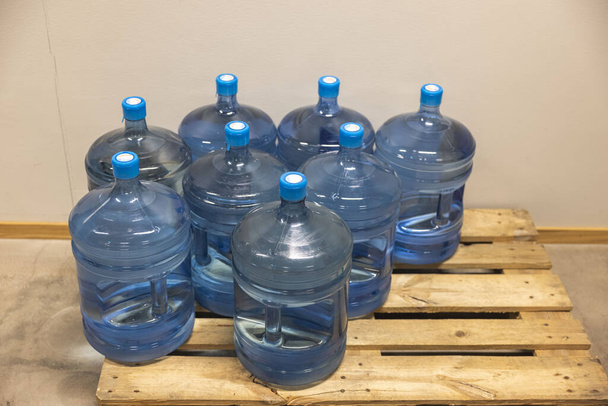 Nahaufnahme von Wasserflaschen auf Paletten. Gesundheitskonzept. Schweden.  - Foto, Bild
