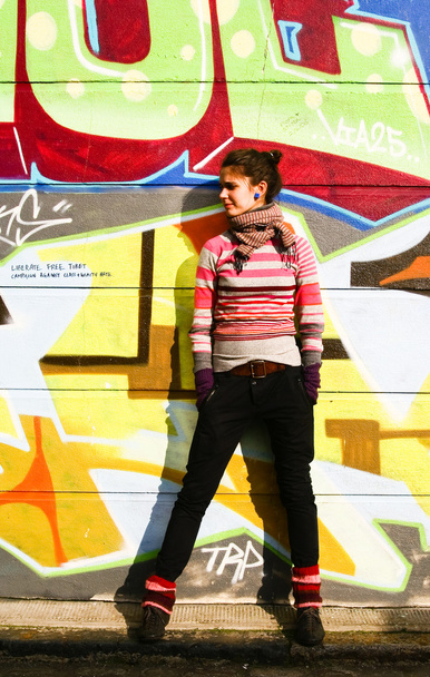 graffiti háttérrel rendelkező fiatal nő - Fotó, kép