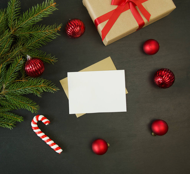 クリスマスの構図。グリーティングカード。自然デコだ。モミの木、現在のボックスと新年の背景。トップビュー、コピースペース - 写真・画像