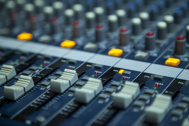 close-up de áudio console estúdio de gravação equalizador de áudio de rádio - Foto, Imagem