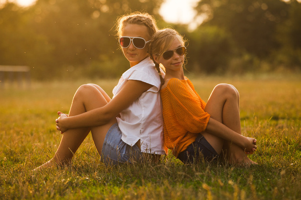 Two teenage girls - Foto, afbeelding