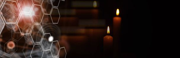 Палаюча свічка Вік зі свічки у полум'ї вогню. Символ смутку і самотності. Час співчуттів. Горить воскова свічка. релігії
. - Фото, зображення