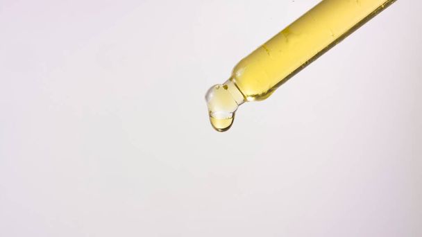 dropper with yellow green oil drop CBD medical chemistry refined extract - Valokuva, kuva