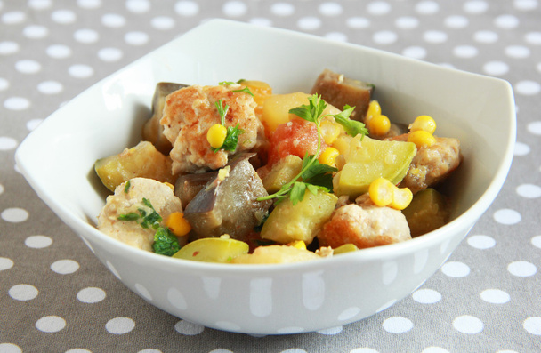 Ragoût de légumes aux boulettes de viande de poulet
 - Photo, image