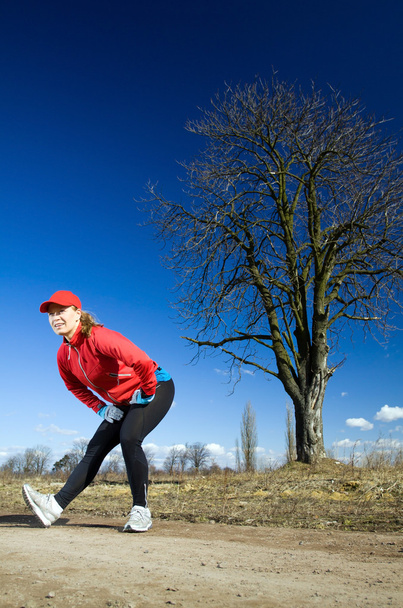 nő húzódik után cross country futás - Fotó, kép