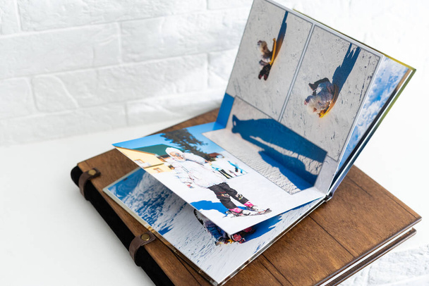 Fotobuch mit Holzeinband. aufgeklapptes Fotobuch. Fotobuch. - Foto, Bild