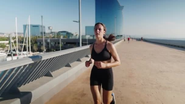 Sportowiec sprawdza inteligentny zegarek po bieganiu - Materiał filmowy, wideo