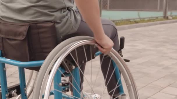 Niedrigwinkelverfolgung von zugeschnittener, unkenntlich gemachter Person, die tagsüber auf Bürgersteig in der Stadt läuft - Filmmaterial, Video