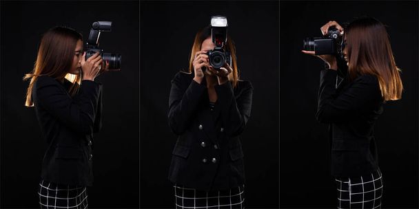 Жінка Фотограф тримає зовнішню точку спалаху камери, щоб стріляти суб'єктом, носить чорний костюм блазень і повертається на чорний фон, журналіст-репортер робить фотографію знаменитості, концепцію колажу групи
 - Фото, зображення