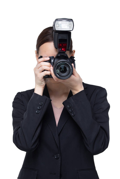Mujer asiática fotógrafa sostiene la cámara con punto de inflamación externo para disparar sujeto, use chaqueta de traje normal. estudio iluminación fondo blanco aislado espacio de copia, periodista reportero tomar foto celebridad - Foto, imagen