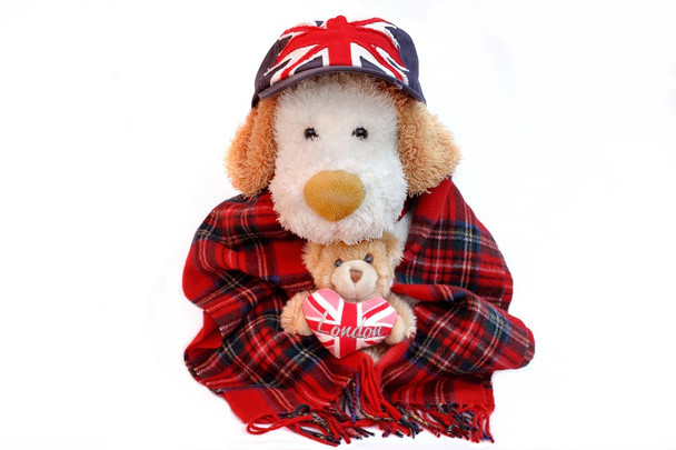 oude hond Engelsman en teddy beer met Londen liefde hart - Foto, afbeelding