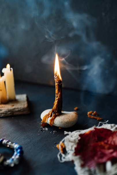 bruciando candele lunghe cera, fusione di cera e fumo. un altare mistico. arredamento domestico misterioso. umore di Halloween. focus selettivo - Foto, immagini