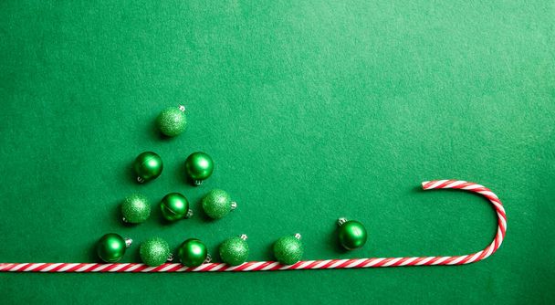 Árbol de Navidad hecho de bolas verdes sobre fondo verde, Navidad y año nuevo fondo, espacio para copiar, felicitaciones de temporada postal - Foto, imagen