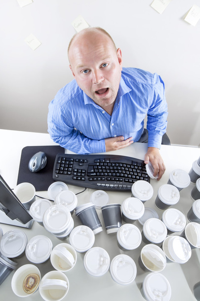 fáradt üzletember iszik túl sok kávé irodában - Fotó, kép