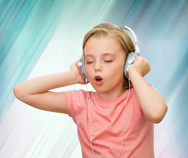 Mädchen hört Musik. - Foto, Bild