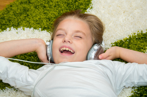Onnellinen lapsi kuuntelee musiikkia
. - Valokuva, kuva