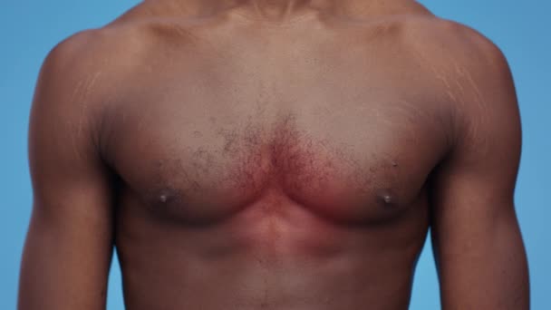 Koncepcja ataku serca. Afrykański amerykański człowiek klatka piersiowa z czerwoną pulsującą plamą pokazującą strefę serca - Materiał filmowy, wideo