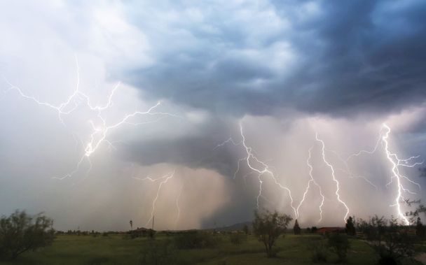 Una tormenta de truenos caótica con rayos dentro
 - Foto, imagen