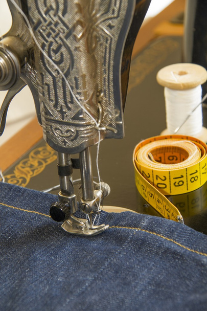 Máquina de coser y prendas de vestir
 - Foto, imagen