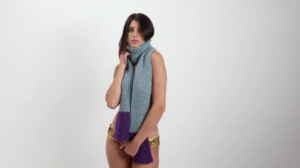 Donna posa e danza in maglieria sciarpa - Filmati, video