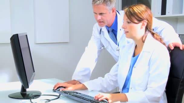 lääkärit käyttävät tietokonetta lääketieteellisessä toimistossa
 - Materiaali, video