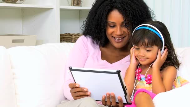 mãe com filha jogando jogos em tablet sem fio
 - Filmagem, Vídeo