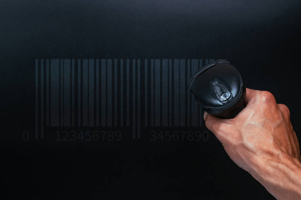 Έννοια Barcode. Σάρωση γραμμωτού κώδικα. Αναγνώστης σαρωτής λέιζερ για αποθήκη σε μαύρο φόντο. Διαχείριση απογραφής αποθήκης - Φωτογραφία, εικόνα