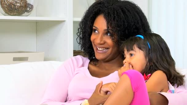 Mutter mit ihrer Tochter zu Hause - Filmmaterial, Video