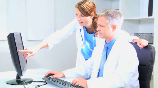 Οι γιατροί χρησιμοποιούν τον υπολογιστή στο ιατρείο - Πλάνα, βίντεο