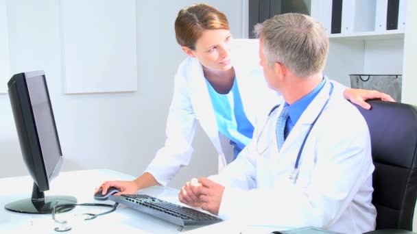 Médecins utilisant un ordinateur dans un cabinet médical
 - Séquence, vidéo