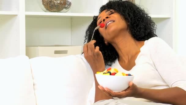 Mujer afroamericana comiendo ensalada de frutas
 - Imágenes, Vídeo