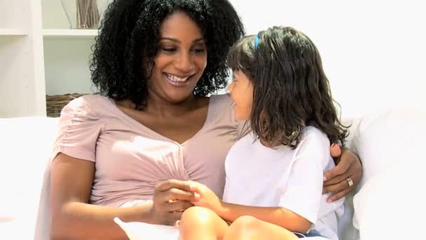 Mãe com sua filha em casa
 - Filmagem, Vídeo
