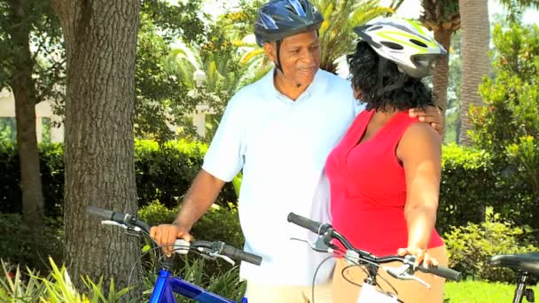 Etnikai idősebb pár tartani roham-ra kerékpárok - Felvétel, videó