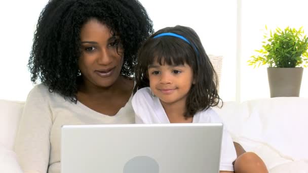 madre con hija usando computadora portátil
  - Metraje, vídeo