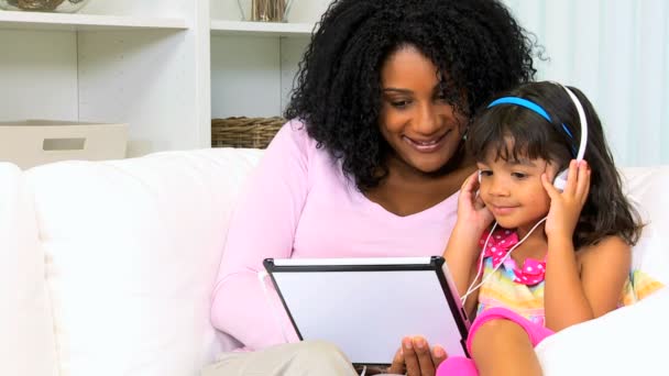 mãe com filha jogando jogos em tablet sem fio
 - Filmagem, Vídeo
