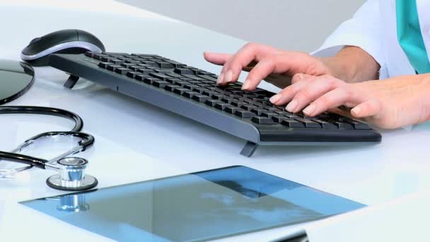 vrouwelijke arts te typen op het toetsenbord van de computer - Video