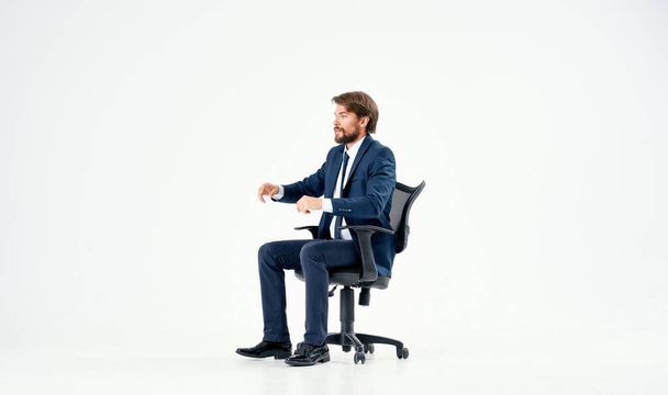 職員の椅子に座ってスーツを着た男が - 写真・画像