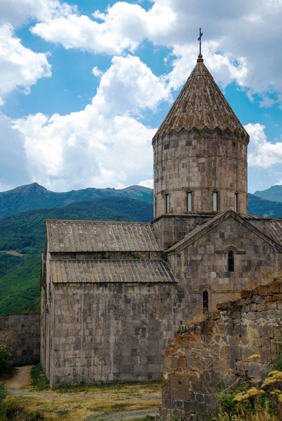 Татевский монастырь, Армения, около IX века, большое здание церкви Святого Погоса и Петроса, около X века, монастырь находится над рекой Воротанский каньон, в толстых стенах находятся кельи монахов - Фото, изображение