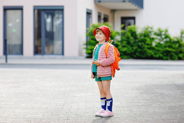 かわいい就学前の女の子が学校に遊びに行く。健康な幼児の子供は保育園や幼稚園に歩いてください。街の通りのバックパックを持つ幸せな子供、屋外. - 写真・画像