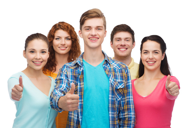 grupo de adolescentes sorridentes mostrando polegares para cima
 - Foto, Imagem