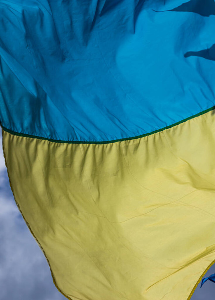 Mavi gökyüzü rüzgarda sallayarak Ukrayna bayrağı. - Fotoğraf, Görsel