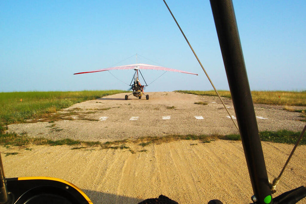 Drachenflieger vor dem Flug auf der Landebahn - Foto, Bild