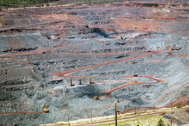 Extracción de mineral de hierro en la cantera de la planta minera y de transformación de Mikhailovsky - Foto, Imagen