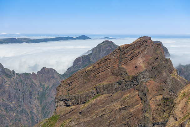 Mountain landscape with low-slung clouds at Madeira seen from Pico do Arieira - 写真・画像