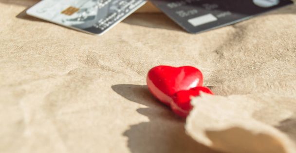 Zwei Herz-Bankkarten auf Packpapier mit Platz zum Kopieren. Das Konzept vom Valentinstag oder dem Schenkdienstag. - Foto, Bild