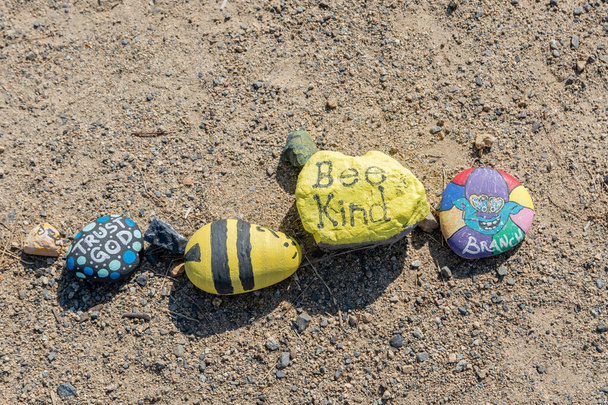 Une belle différents types de roches peintes dans le lac Elsinore, Californie - Photo, image