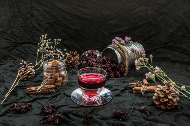 Roselle tea (Jamaica sorrel, Rozelle or hibiscus sabdariffa ) with dry roselle and brown cane sugar cube. Healthy herbal tea rich in vitamin C and minerals. The concept of health. Organic and Summer drink, Drinks & Beverages, Selective Focus. - Foto, Imagen