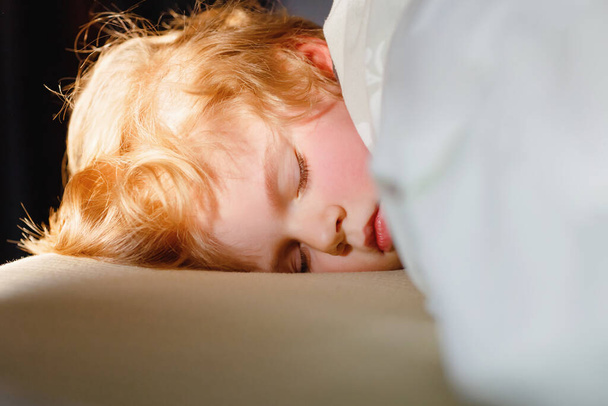 Petit enfant en bas âge reposant sur dire dans le lit des parents. Adorable gamin dormant et rêvant. Repos paisible et détendu pour les enfants. - Photo, image