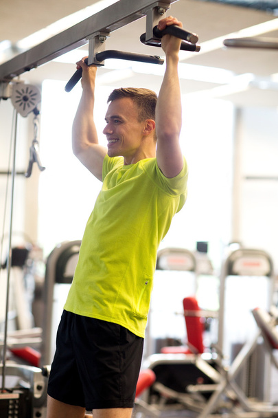 smiling man exercising in gym - Fotoğraf, Görsel
