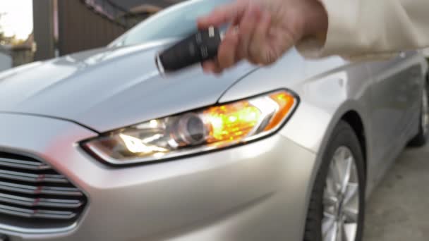 Proprietário de um automóvel dá chaves para o reparador de carro. - Filmagem, Vídeo